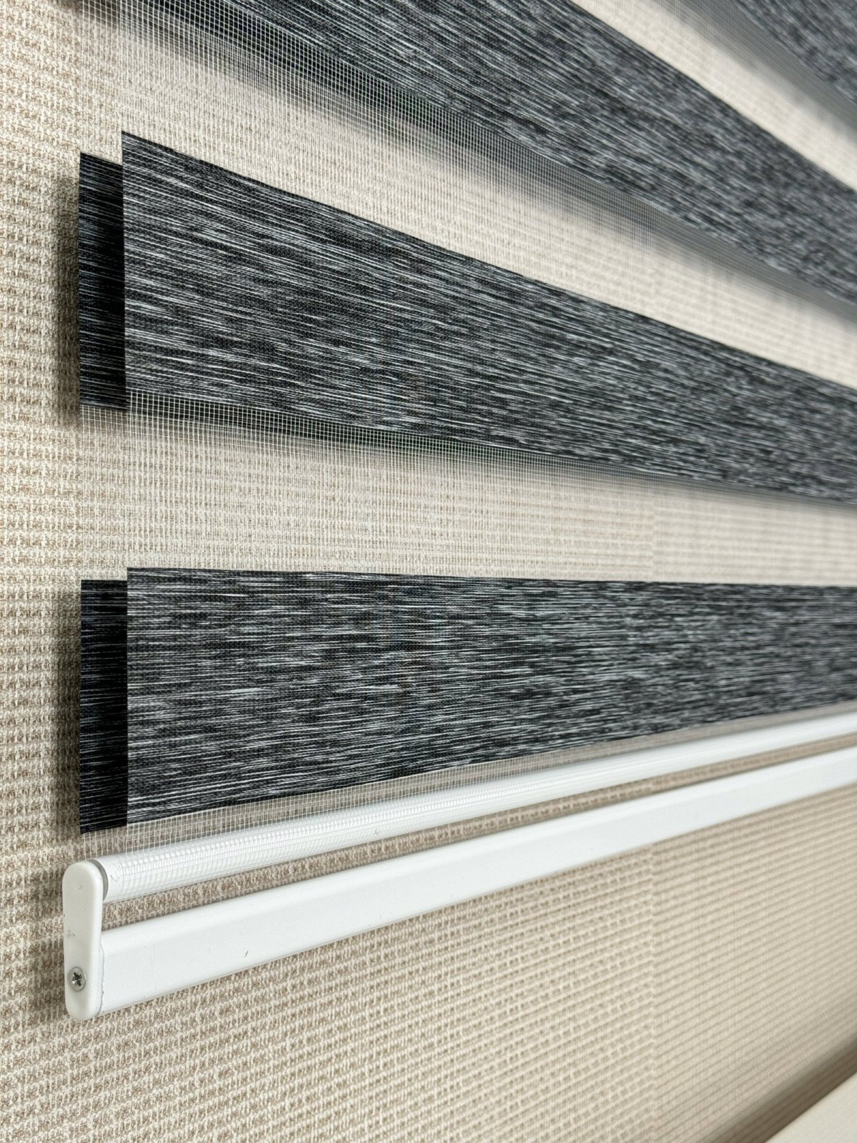 Siyah Kırçıllı Bambu Zebra Perde, Standart Metal Kasalı Yüksek Kalite Kornişe Kolay Montaj Seçenekli